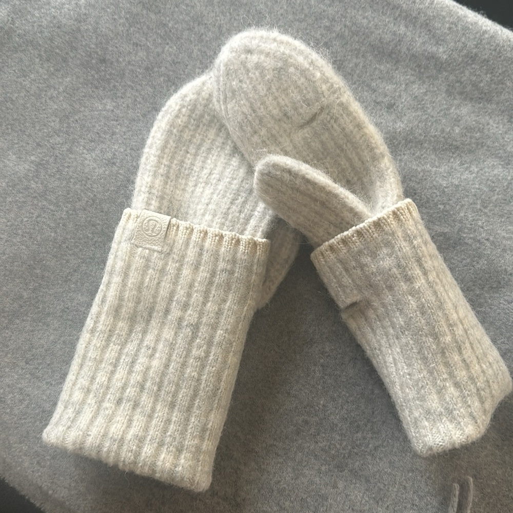 Lulukenon glove  two fingers open